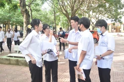 Thí sinh trao đổi bài thi tại điểm thi Trường THPT Buôn Ma Thuột thành phố Buôn Ma Thuột, Đắk Lắk).