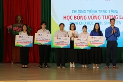 Tuyên dương học sinh, sinh viên đạt nhiều thành tích trong học tập và hoạt động Đoàn
