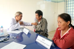 Lực lượng quân y Binh đoàn 15 thăm, khám sức khỏe cho các đối tượng chính sách, người có hoàn cảnh khó khăn và nhân dân bị ảnh hưởng bởi thiên tai, lũ lụt tại phường Quy Nhơn Đông (tỉnh Gia Lai). Ảnh: Quang Thái/TTXVN