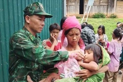 Cháu Phùng Xạ Xô (nữ, sinh năm 2018, dân tộc La Hủ, trú tại bản Ứ Ma, xã Pa Ủ, huyện Mường Tè) đi lạc trong rừng 3 ngày đã được tìm thấy. Ảnh: TTXVN phát
