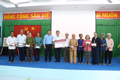 Hàng nghìn suất quà được trao tặng dịp Tết cổ truyền của đồng bào Khmer