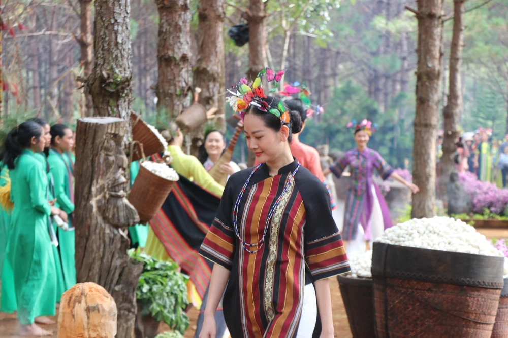 Không gian văn hóa đặc sắc trình diễn áo dài và thổ cẩm Tây Nguyên | Báo  ảnh Dân tộc và Miền núi