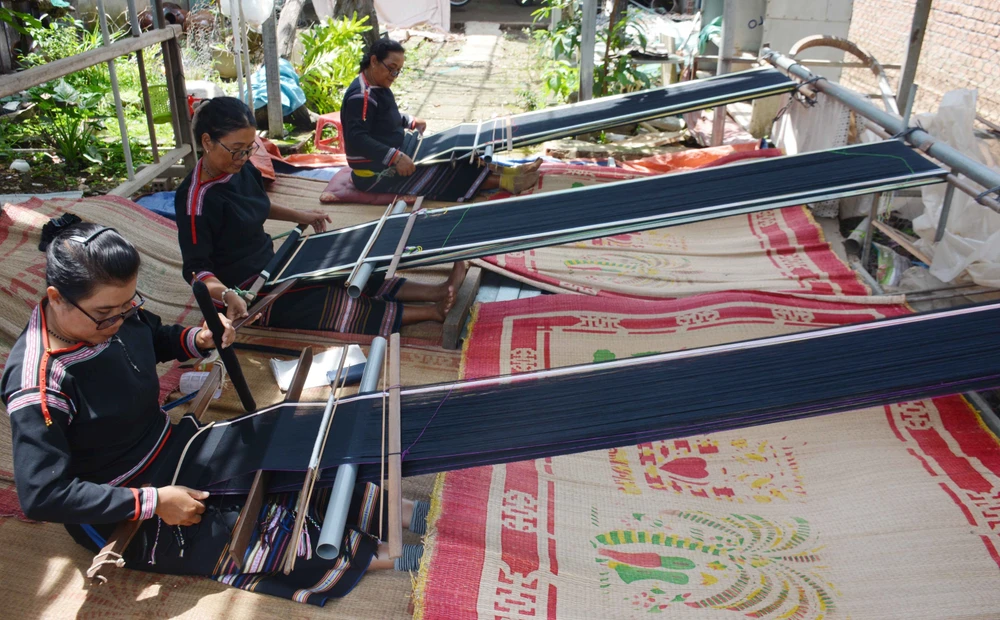 Thổ cẩm Tây Nguyên với chiều sâu văn hóa kiến tạo sức sống mới | Báo ảnh  Dân tộc và Miền núi
