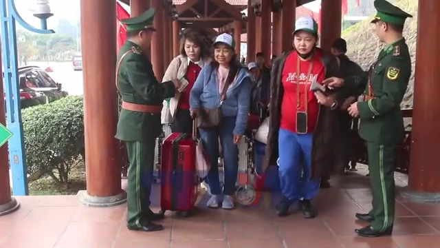 Cửa khẩu quốc tế Hữu Nghị sôi động xuất nhập cảnh đầu năm