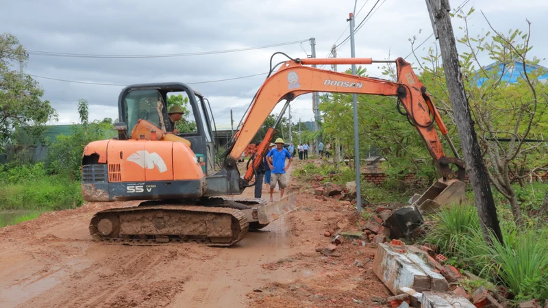 Hiến đất mở đường, tháo gỡ 'điểm nghẽn' hạ tầng ở vùng đồng bào dân tộc thiểu số
