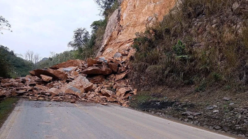Sạt lở đất đá gây ách tắc giao thông trên Quốc lộ 6
