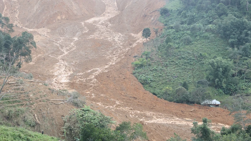 Đồn Biên phòng Ga Ry nhận nuôi hai trẻ mồ côi sau vụ sạt lở ở xã Hùng Sơn, Đà Nẵng