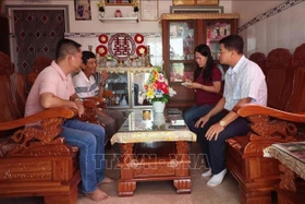 Hỗ trợ đồng bào dân tộc thiểu số giải quyết thủ tục hành chính ngay tại nhà
