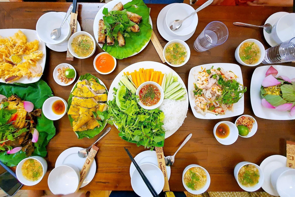 Mâm cơm quê với các món đặc trưng ở Đường Lâm