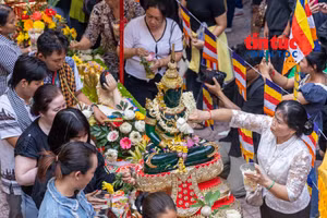 Đông đảo phật tử Khmer dự lễ tắm Phật tại chùa Candaransi