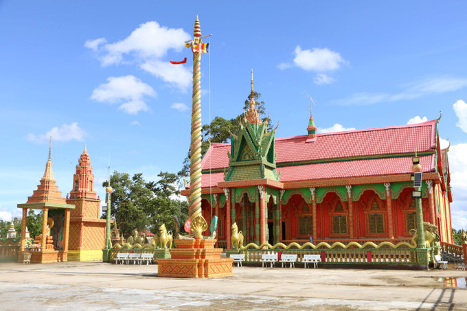 Khuôn viên Chùa Ô Chum, phường Ngã Năm. Khuôn viên Chùa Ô Chum, phường Ngã Năm.