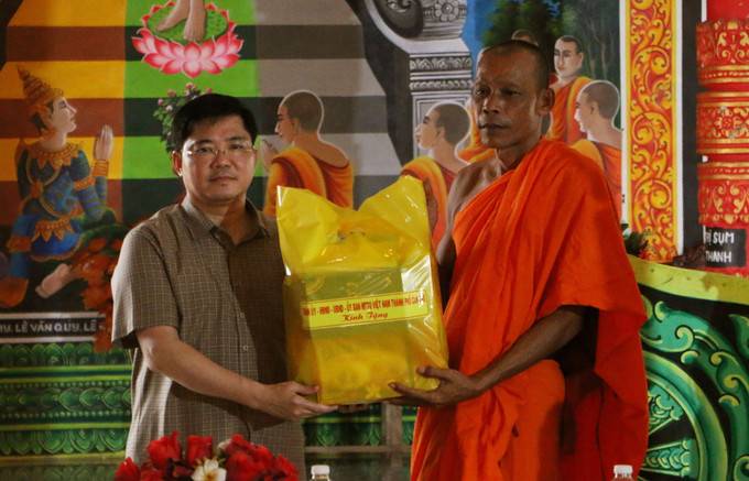 Phó Bí thư Thành ủy, Trưởng đoàn Đại biểu Quốc hội thành phố Cần Thơ Nguyễn Tuấn Anh tặng quà chúc mừng tới trụ trì Chùa Ô Chum, phường Ngã Năm. khmer-160925-1.jpg