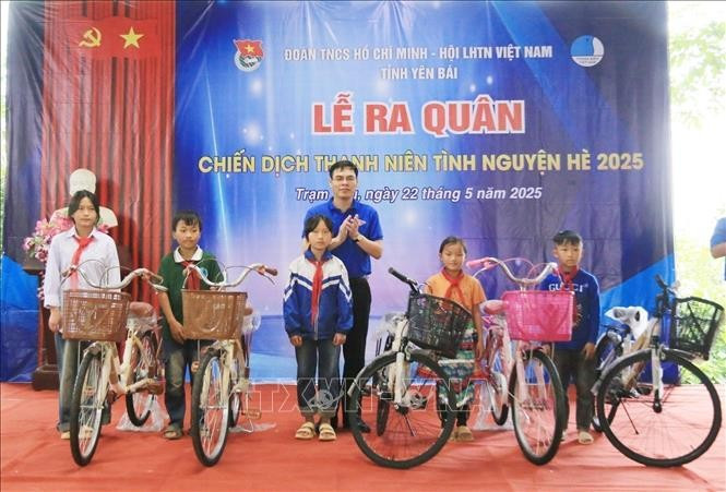 Bí thư Tỉnh đoàn Yên Bái Hà Đức Hải trao xe đạp cho học sinh có hoàn cảnh khó khăn. Ảnh: TTXVN phát Chú thích ảnh