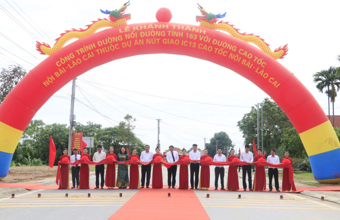 Đại biểu thực hiện nghi thức cắt băng khánh thành công trình. Đại biểu thực hiện nghi thức cắt băng khánh thành công trình.