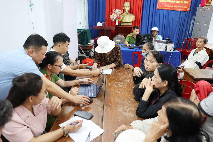 Thủ tục nhận quà được triển khai nhanh chóng ở các Tổ dân phố trên địa bàn phường Buôn Ma Thuột. Ảnh: Tuấn Anh/ TTXVN Thủ tục nhận quà được triển khai nhanh chóng ở các Tổ dân phố trên địa bàn phường Buôn Ma Thuột. Ảnh: Tuấn Anh/ TTXVN