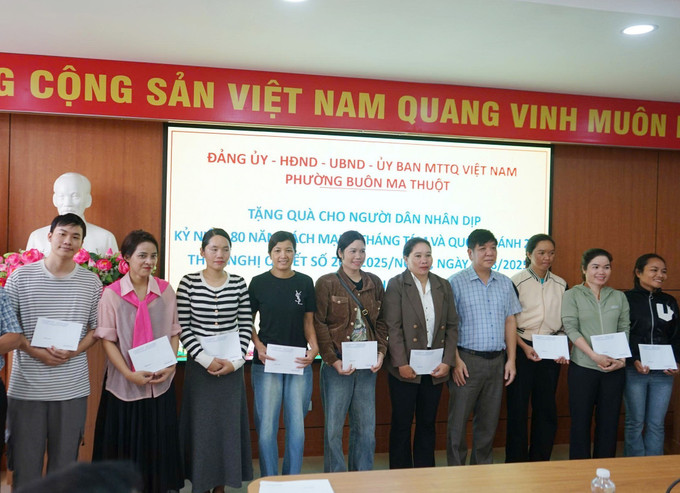 Tỉnh Đắk Lắk chi trên 330 tỷ đồng tặng hơn 3,3 triệu dân dịp kỷ niệm 80 năm Cách mạng tháng Tám và Quốc khánh 2/9”. Ảnh: TTXVN phát Tỉnh Đắk Lắk chi trên 330 tỷ đồng tặng hơn 3,3 triệu dân dịp kỷ niệm 80 năm Cách mạng tháng Tám và Quốc khánh 2/9”. Ảnh: TTXVN phát