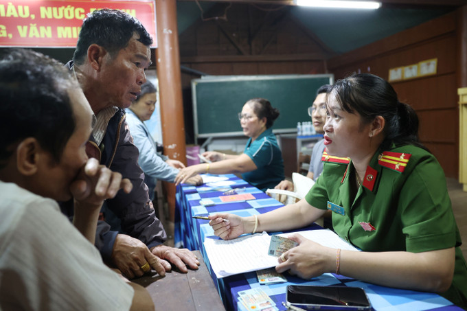Khoảng 18 giờ, ngày 31/8, buôn Alê A, phường Ea Kao tổ chức trao quà cho bà con buôn làng. Ảnh: Tuấn Anh/TTXVN dak-lak-310825-1.jpg