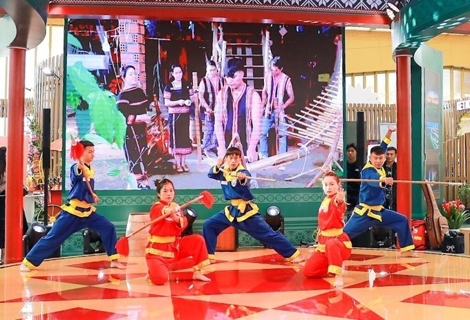 Biểu diễn võ Bình Định tại gian hàng trưng bày, quảng bá sản phẩm đặc trưng, tiêu biểu của tỉnh Gia Lai. gia-lai-271025-5.jpg