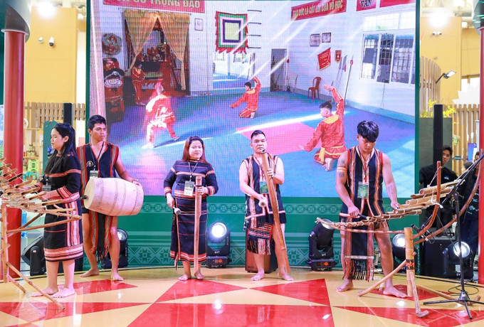 Biểu diễn nghệ thuật tại gian hàng trưng bày, quảng bá sản phẩm đặc trưng, tiêu biểu của tỉnh Gia Lai. Ảnh: Khánh Hoà - TTXVN gia-lai-271025-6.jpg