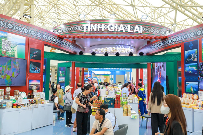 Gian hàng trưng bày, quảng bá sản phẩm đặc trưng, tiêu biểu của tỉnh Gia Lai thu hút đông đảo người dân và du khách tới tham quan và mua sắm. Ảnh: Khánh Hoà/TTXVN gia-lai-271025-3.jpg