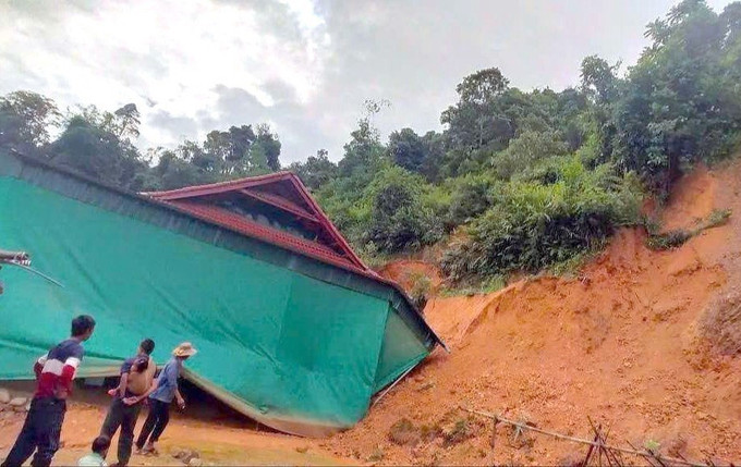 Nhà dân bị ảnh hưởng do đất đá, cây cối trên đồi sau nhà sạt lở, đổ ập xuống. Ảnh: TTXVN phát nghe-an-060725-5.jpg