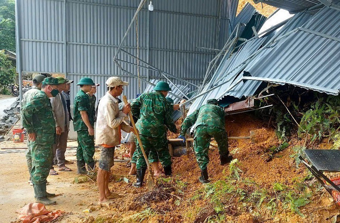 Lực lượng Bộ đội biên phòng Na Loi (Bộ đội Biên phòng Nghệ An) phối hợp với chính quyền địa phương, người dân tổ chức giúp gia đình bị thiệt hại khắc phục hạu quả sạt lở do mưa lớn. Ảnh: TTXVN phát Lực lượng Bộ đội biên phòng Na Loi (Bộ đội Biên phòng Nghệ An) phối hợp với chính quyền địa phương, người dân tổ chức giúp gia đình bị thiệt hại khắc phục hạu quả sạt lở do mưa lớn. Ảnh: TTXVN phát