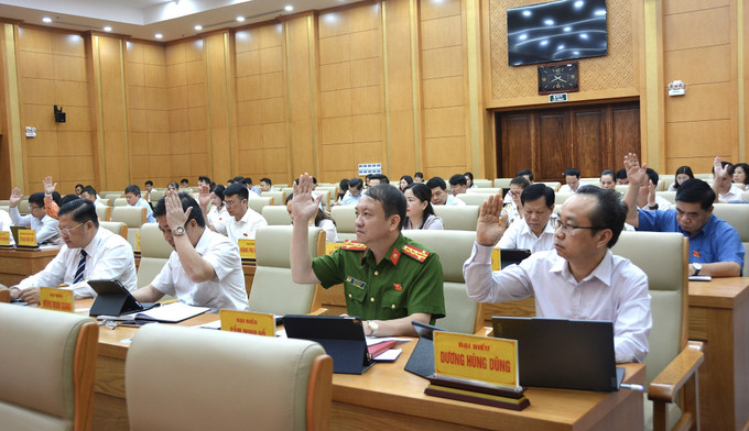 Các đại biểu biểu quyết thông qua nghị quyết. Các đại biểu biểu quyết thông qua nghị quyết.