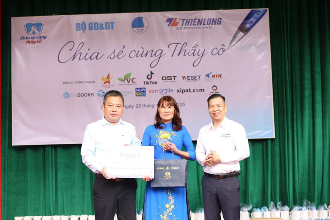 Đại diện Ban tổ chức chương trình trao học bổng và tặng quà cho cô Thao. Đại diện Ban tổ chức chương trình trao học bổng và tặng quà cho cô Thao.