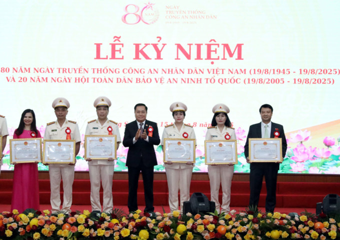 Trao Bằng khen của Chủ tịch UBND tỉnh Lạng Sơn cho các tập thể, cá nhân có thành tích xuất sắc trong phong trào “Vì an ninh Tổ quốc”. Ảnh: Văn Đạt/TTXVN Trao Bằng khen của Chủ tịch UBND tỉnh Lạng Sơn cho các tập thể, cá nhân có thành tích xuất sắc trong phong trào “Vì an ninh Tổ quốc”. Ảnh: Văn Đạt/TTXVN