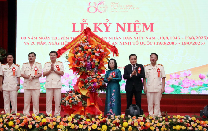 Lãnh đạo tỉnh Lạng Sơn tặng hoa chúc mừng lực lượng Công an tỉnh. Ảnh: Văn Đạt/TTXVN an-ninh-150825-1.jpg