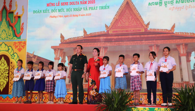 Học sinh đồng bào Khmer có hoàn cảnh khó khăn nhận học bổng tại chương trình. Ảnh: Hồng Thái/TTXVN Học sinh đồng bào Khmer có hoàn cảnh khó khăn nhận học bổng tại chương trình. Ảnh: Hồng Thái/TTXVN