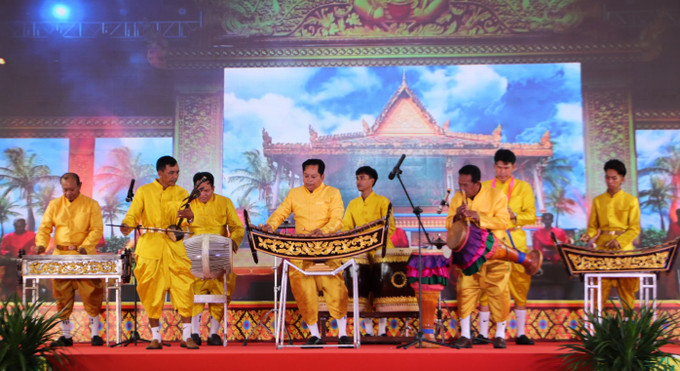 Tiết mục văn nghệ tại chương trình. Ảnh: Hồng Thái/TTXVN Tiết mục văn nghệ tại chương trình. Ảnh: Hồng Thái/TTXVN