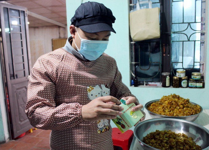 Anh Hoàng Phúc Thắng chế biến sản phẩm làm từ chanh rừng.