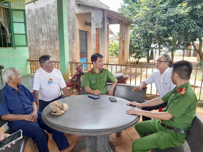 Công an xã Phú Riêng tuyên truyền người dân đảm bảo an ninh trật tự tại thôn Phú Bình (xã Phú Riềng). Công an xã Phú Riêng tuyên truyền người dân đảm bảo an ninh trật tự tại thôn Phú Bình (xã Phú Riềng).