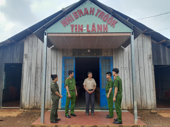 Công an xã Phú Riềng gặp gỡ mục sư Điểu Lớp tại thôn Phú Thuận (xã Phú Riềng) nhằm tuyên truyền cho tín đồ luôn đảm bảo an ninh trật tự địa phương. Công an xã Phú Riềng gặp gỡ mục sư Điểu Lớp tại thôn Phú Thuận (xã Phú Riềng) nhằm tuyên truyền cho tín đồ luôn đảm bảo an ninh trật tự địa phương.