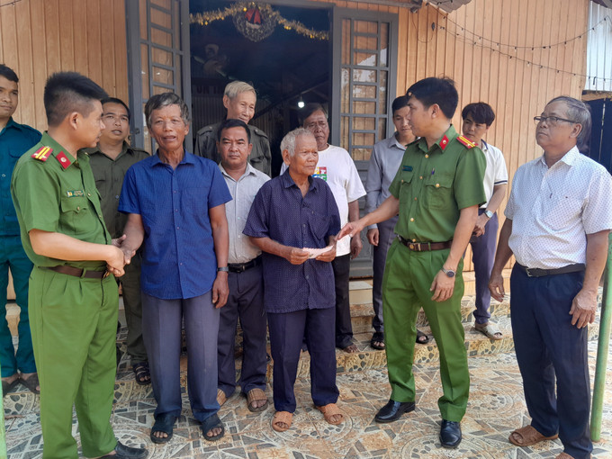 Công an xã Phú Riêng tuyên truyền người dân xóm đạo tại thôn Phú Bình (xã Phú Riềng) luôn sống đẹp đạo, tốt đời. Công an xã Phú Riêng tuyên truyền người dân xóm đạo tại thôn Phú Bình (xã Phú Riềng) luôn sống đẹp đạo, tốt đời.