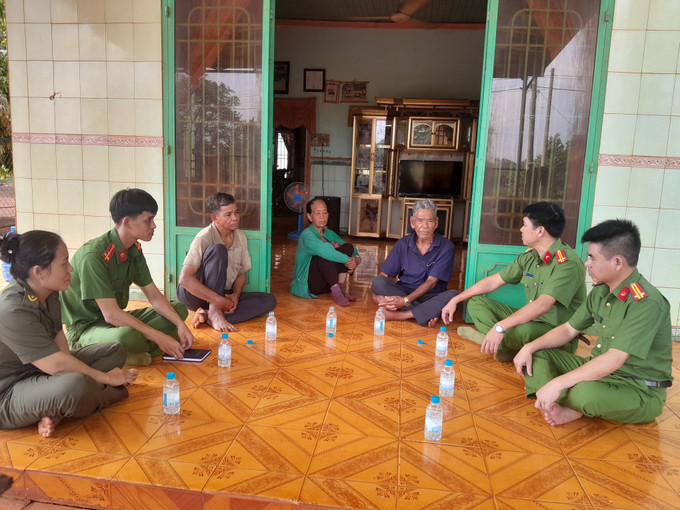 Công an xã Phú Riêng thăm hỏi, động viên già làng Điểu Lôm (áo đen) tiếp tục là cầu nối giúp chính quyền địa phương tuyên truyền đường lối, chủ trương của Đảng và chính sách, pháp luật của Nhà nước đến bà con nhân dân thôn Phú Thuận. Công an xã Phú Riêng thăm hỏi, động viên già làng Điểu Lôm (áo đen) tiếp tục là cầu nối giúp chính quyền địa phương tuyên truyền đường lối, chủ trương của Đảng và chính sách, pháp luật của Nhà nước đến bà con nhân dân thôn Phú Thuận.