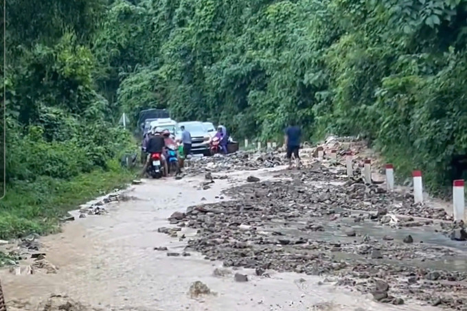 Khu vực sạt lở nằm ở vị trí đèo dốc, địa hình hiểm trở, tiềm ẩn nguy cơ sạt lở thứ cấp nếu trời mưa chưa dứt. Ảnh: TTXVN phát khanh-hoa-281025-1.jpg