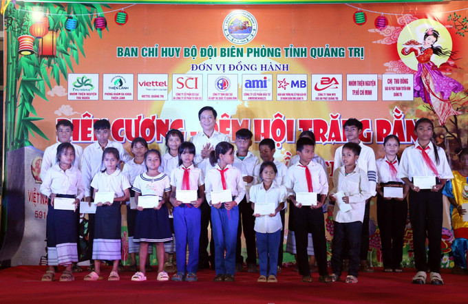 Lãnh đạo Chỉ huy Bộ đội biên phòng Quảng Trị và các đơn vị tài trợ tặng học bổng cho các em học sinh Việt Nam và Lào tại chương trình. Ảnh: Tá Chuyên/TTXVN Lãnh đạo Chỉ huy Bộ đội biên phòng Quảng Trị và các đơn vị tài trợ tặng học bổng cho các em học sinh Việt Nam và Lào tại chương trình. Ảnh: Tá Chuyên/TTXVN