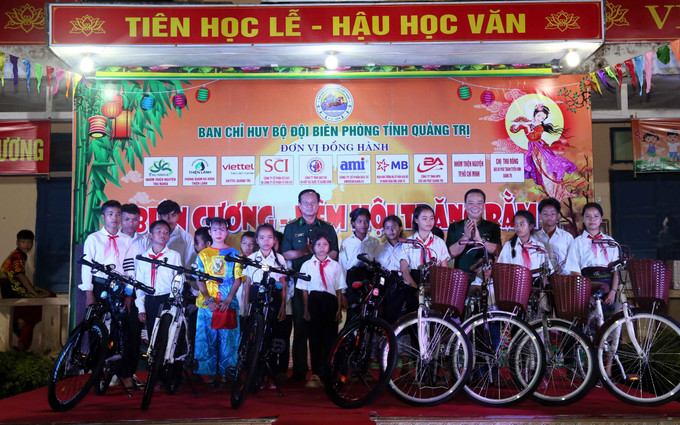 Lãnh đạo Ban Chỉ huy Bộ đội biên phòng Quảng Trị tặng xe đạp cho các em thiếu nhi tại chương trình. Ảnh: Tá Chuyên/TTXVN Lãnh đạo Ban Chỉ huy Bộ đội biên phòng Quảng Trị tặng xe đạp cho các em thiếu nhi tại chương trình. Ảnh: Tá Chuyên/TTXVN
