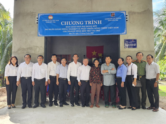 Trao nhà Đại đoàn kết cho hộ khó khăn về nhà ở tại xã Quới Điền, huyện Thạnh Phú, Bến Tre do Agribank chi nhánh tỉnh Bến Tre hỗ trợ. Ảnh: Chương Đài/TTXVN ben-tre-300625-1.jpg