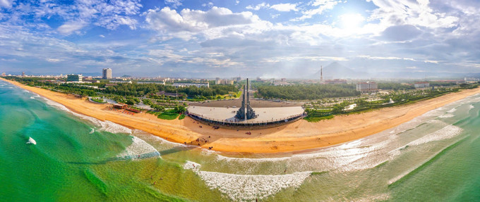 Quảng trường Tháp Nghinh Phong trên bãi biển Tuy Hòa (phường Tuy Hòa, tỉnh Đắk Lắk) thu hút du khách. Ảnh: TTXVN phát Quảng trường Tháp Nghinh Phong trên bãi biển Tuy Hòa (phường Tuy Hòa, tỉnh Đắk Lắk) thu hút du khách. Ảnh: TTXVN phát