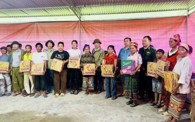 Lãnh đạo chính quyền địa phương trao các nhu yếu phẩm cho người dân di dời đến nơi ở tạm. Ảnh: TTXVN phát Lãnh đạo chính quyền địa phương trao các nhu yếu phẩm cho người dân di dời đến nơi ở tạm. Ảnh: TTXVN phát