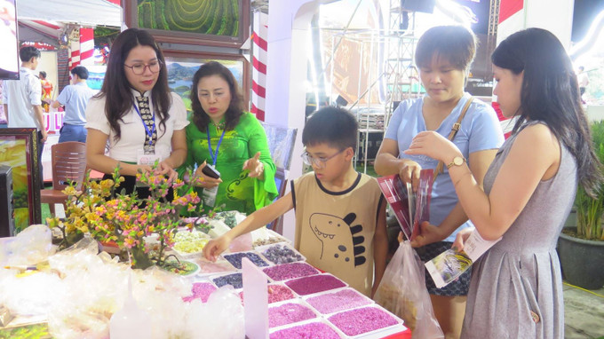 Hội chợ thu hút nhiều người dân, du khách tới tham quan, trải nghiệm. Hội chợ thu hút nhiều người dân, du khách tới tham quan, trải nghiệm.
