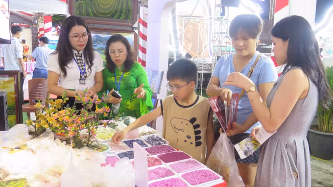 Hội chợ thu hút nhiều người dân, du khách tới tham quan, trải nghiệm.