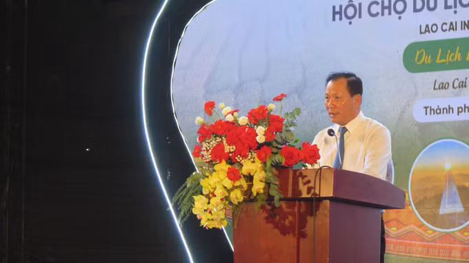 Phó Chủ tịch Thường trực UBND tỉnh Lào Cai Hoàng Quốc Khánh, Trưởng Ban tổ chức Hội chợ phát biểu khai mạc Hội chợ.