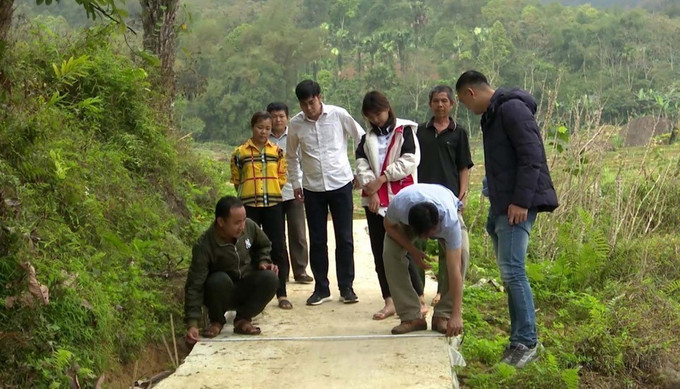 Người dân huyện miền núi Bá Thước, tỉnh Thanh Hóa, cùng chung sức mở rộng đường giao thông, góp phần xây dựng nông thôn mới. Ảnh: Nguyễn Nam/TTXVN nong-thon-240625-1.jpg