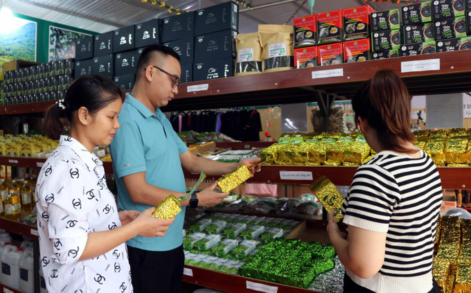 Khách hàng tìm hiểu các sản phẩm OCOP ở tỉnh Tuyên Quang. Ảnh: Vũ Quang/TTXVN tuyen-quang-100725-1.jpg