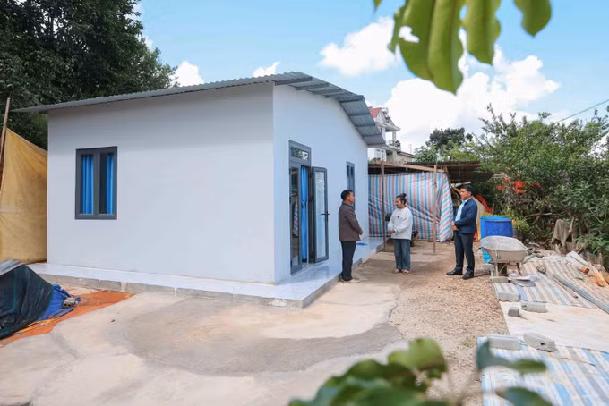 Căn nhà xây mới vừa được bàn giao cho gia đình anh Lieng Jrang Ha Bai (đồng bào K'Ho, xã Đạ Sar, Lạc Dương). Ảnh tư liệu: Hoàng Hiếu/TTXVN