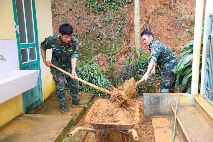 Lực lượng quân đội giúp đỡ khắc phục hậu quả mưa lũ tại điểm trường Mầm non Phì Nhừ A, xã Xa Dung (tỉnh Điện Biên). Lực lượng quân đội giúp đỡ khắc phục hậu quả mưa lũ tại điểm trường Mầm non Phì Nhừ A, xã Xa Dung (tỉnh Điện Biên).